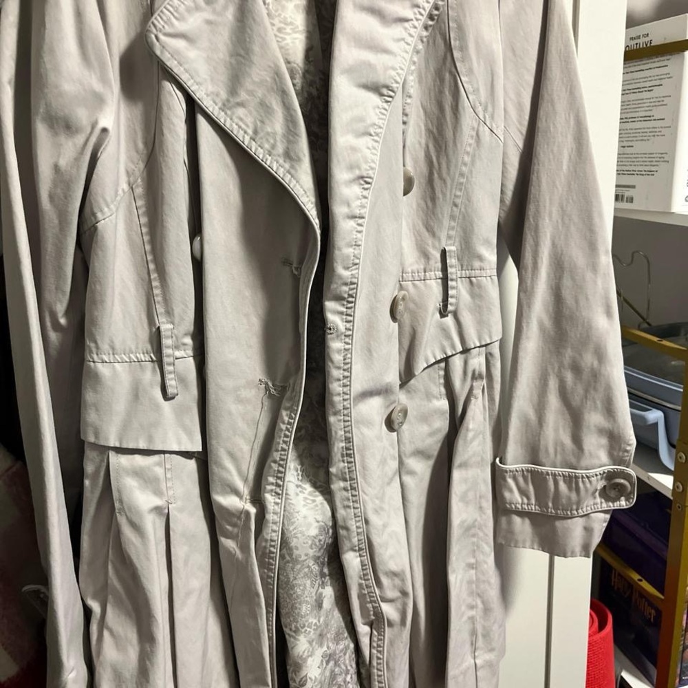 Elegant Gray Trench Coat with Water-Resistant Fabric and Belted Waist